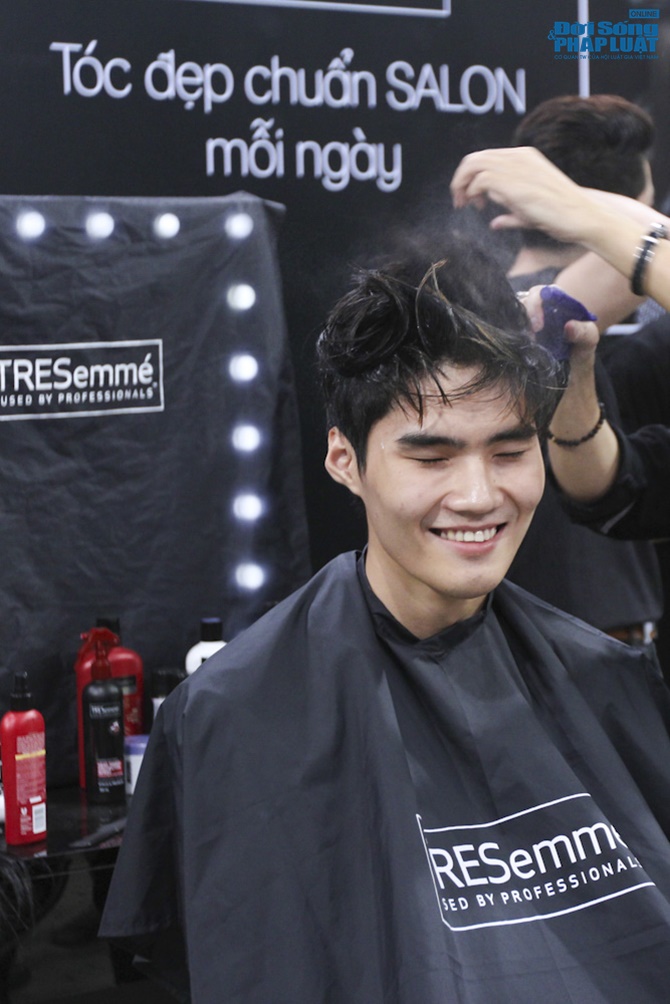 Thí sinh VN Next Top Model “khóc thét” vì màn thay đổi diện mạo