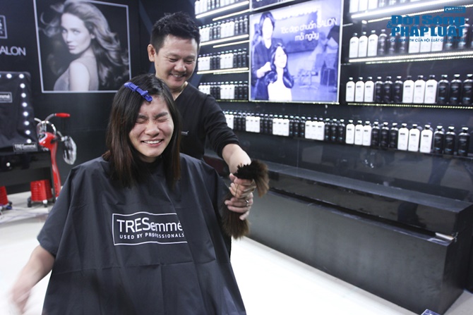 Thí sinh VN Next Top Model “khóc thét” vì màn thay đổi diện mạo