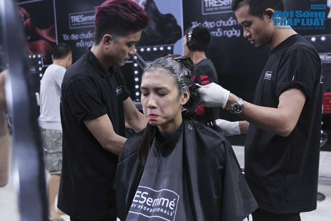 Thí sinh VN Next Top Model “khóc thét” vì màn thay đổi diện mạo