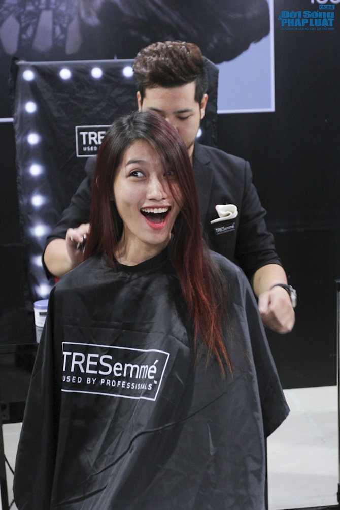 Thí sinh VN Next Top Model “khóc thét” vì màn thay đổi diện mạo