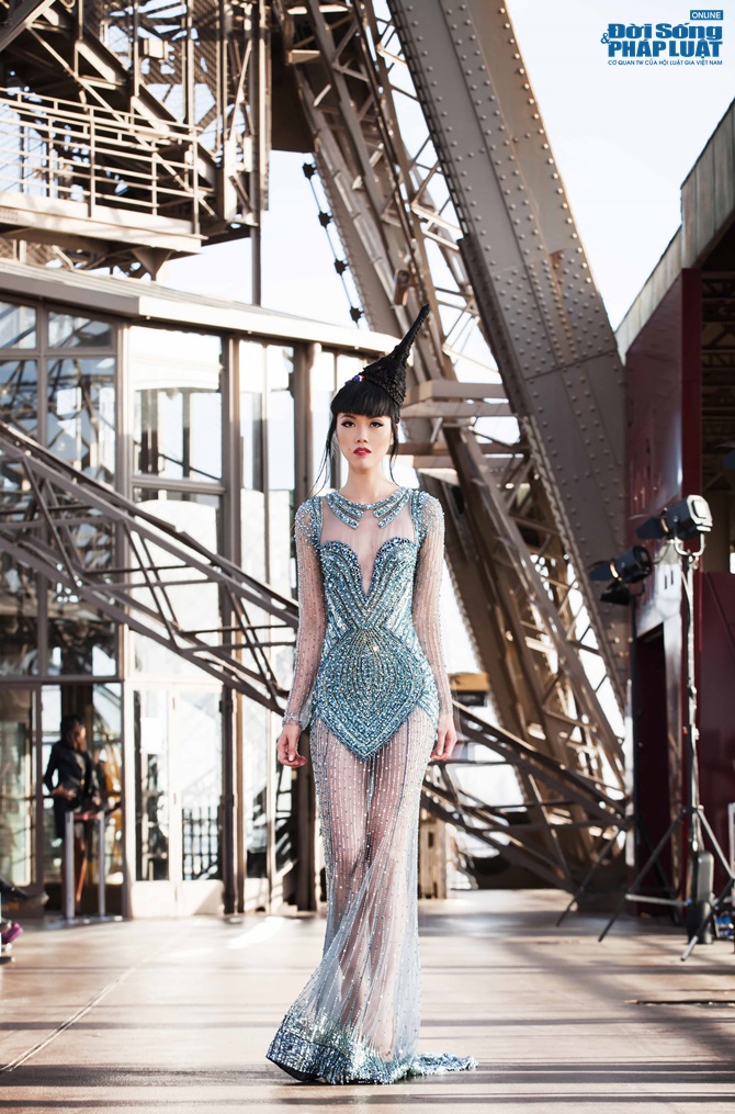 Sàn diễn độc đáo trên bầu trời Paris