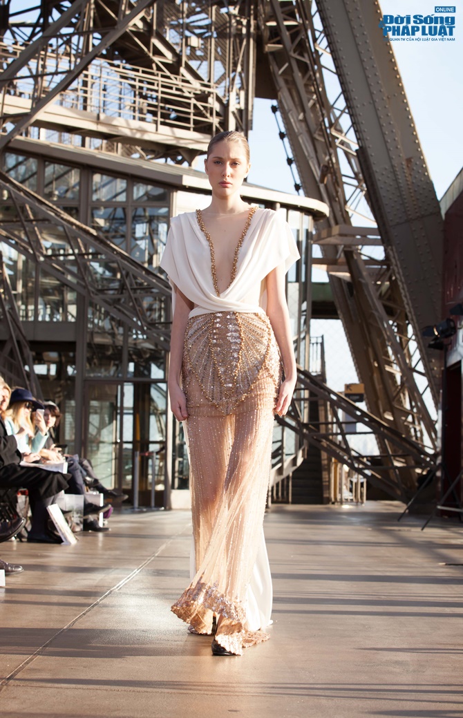 Sàn diễn độc đáo trên bầu trời Paris