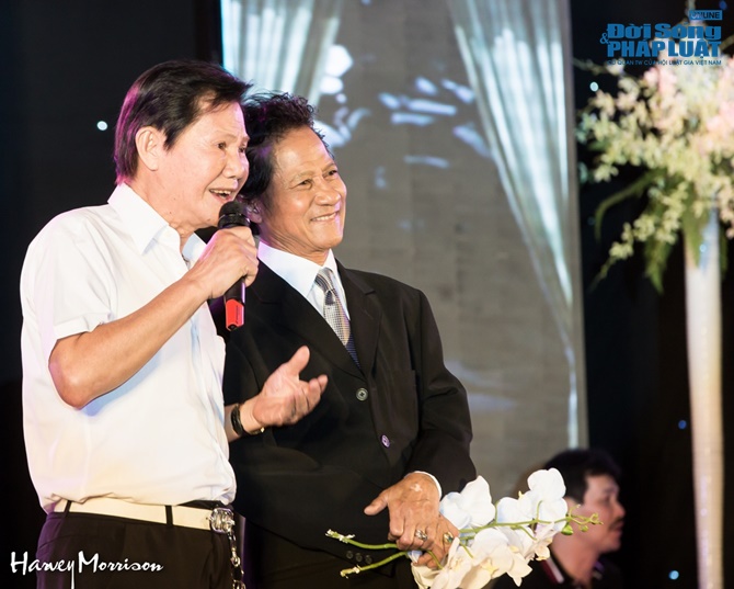 Chế Linh thắm thiết với Phi Nhung trên sân khấu