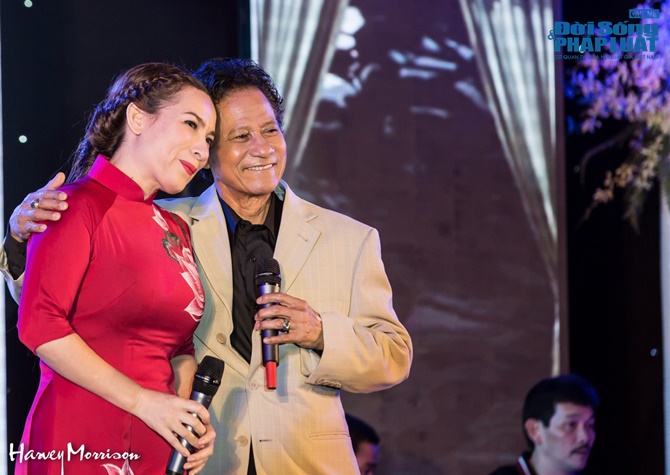 Chế Linh thắm thiết với Phi Nhung trên sân khấu