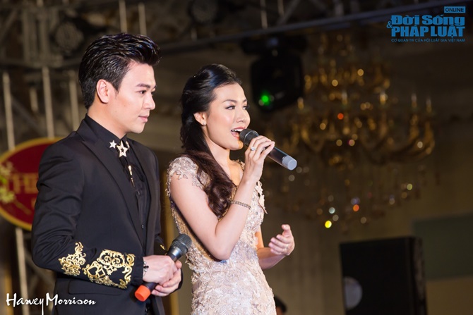 Chế Linh thắm thiết với Phi Nhung trên sân khấu