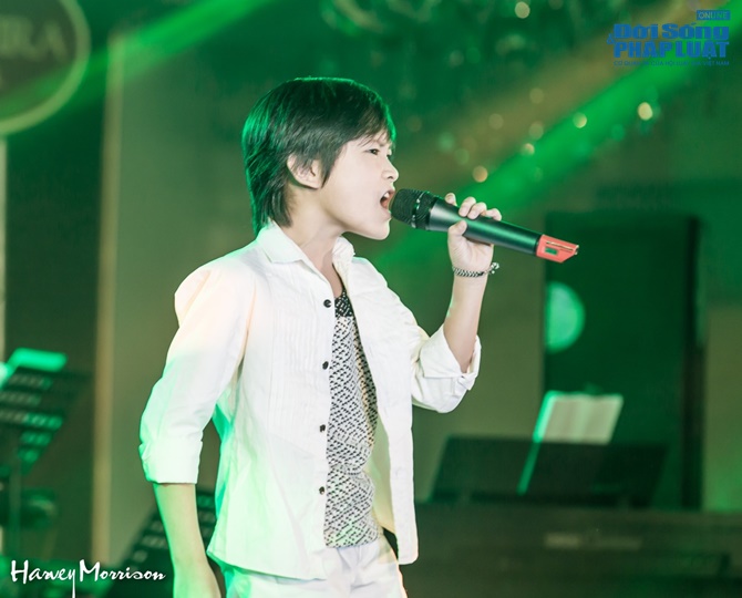 Chế Linh thắm thiết với Phi Nhung trên sân khấu