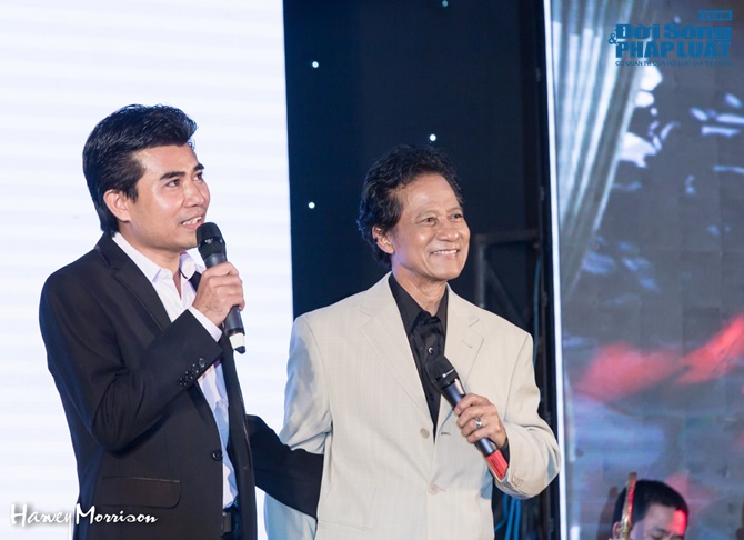 Chế Linh thắm thiết với Phi Nhung trên sân khấu