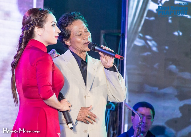 Chế Linh thắm thiết với Phi Nhung trên sân khấu