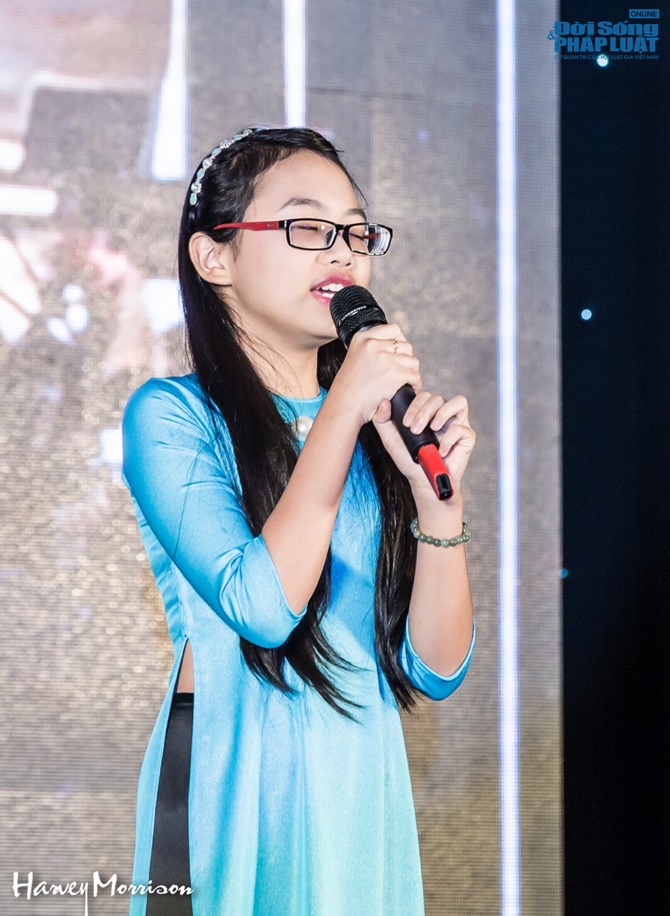 Chế Linh thắm thiết với Phi Nhung trên sân khấu