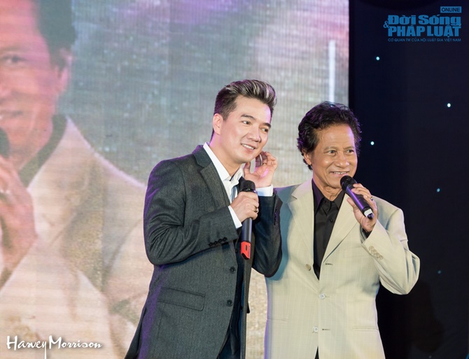 Chế Linh thắm thiết với Phi Nhung trên sân khấu