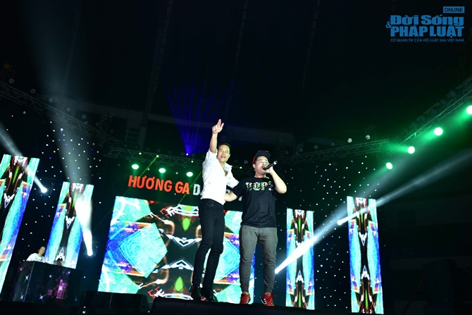 Trương Ngọc Ánh khóc nức nở trên sân khấu Hương Ga DJ Party