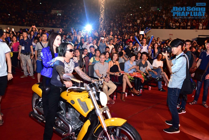 Trương Ngọc Ánh khóc nức nở trên sân khấu Hương Ga DJ Party