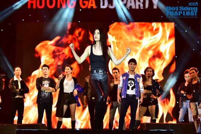 Trương Ngọc Ánh khóc nức nở trên sân khấu Hương Ga DJ Party