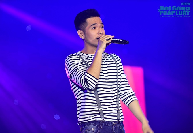 Trương Ngọc Ánh khóc nức nở trên sân khấu Hương Ga DJ Party