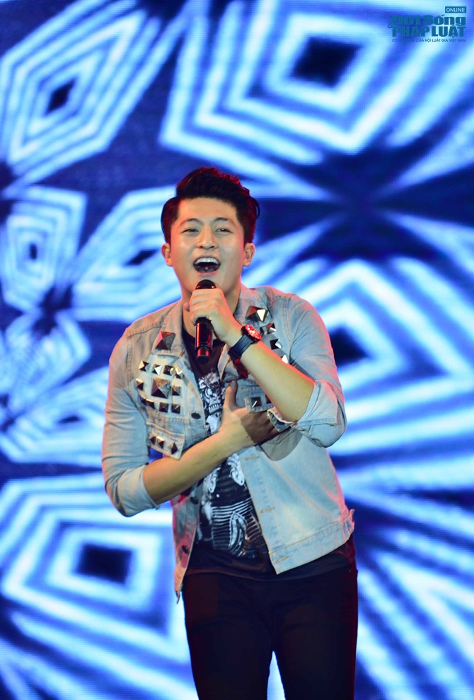 Trương Ngọc Ánh khóc nức nở trên sân khấu Hương Ga DJ Party