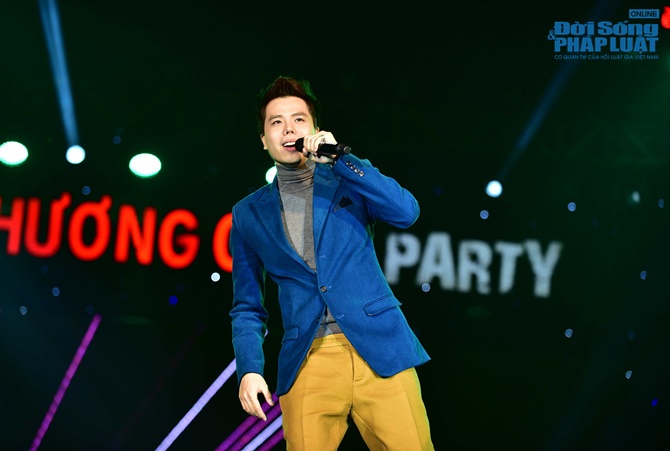 Trương Ngọc Ánh khóc nức nở trên sân khấu Hương Ga DJ Party