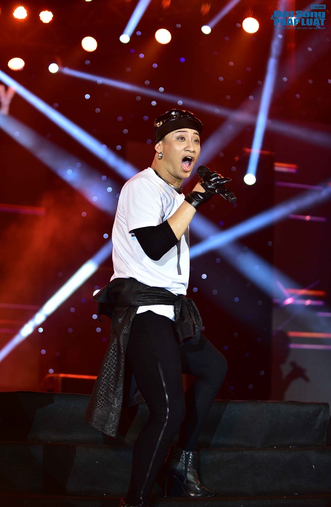 Trương Ngọc Ánh khóc nức nở trên sân khấu Hương Ga DJ Party