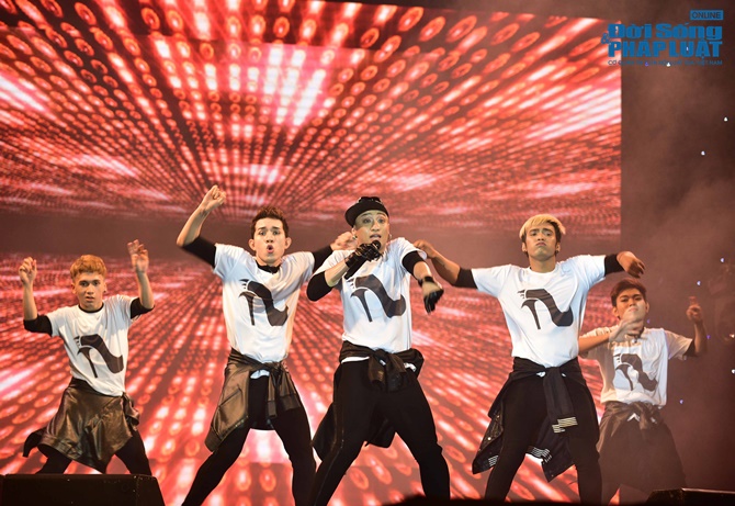 Trương Ngọc Ánh khóc nức nở trên sân khấu Hương Ga DJ Party