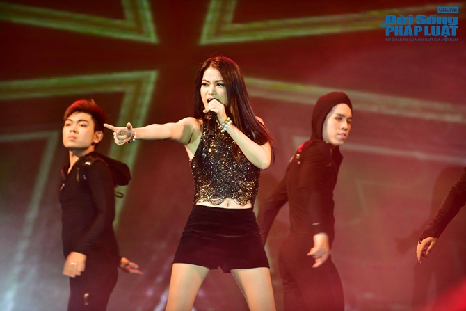 Trương Ngọc Ánh khóc nức nở trên sân khấu Hương Ga DJ Party