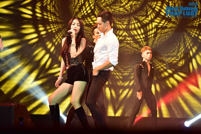 Trương Ngọc Ánh khóc nức nở trên sân khấu Hương Ga DJ Party