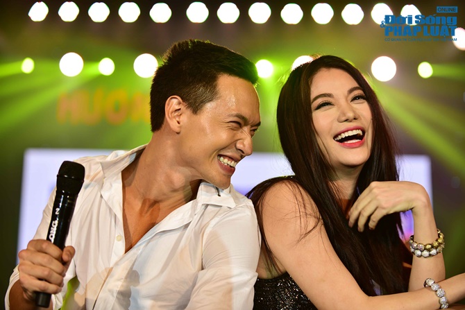 Trương Ngọc Ánh khóc nức nở trên sân khấu Hương Ga DJ Party