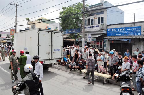 Bị xe tải cán 2 lần, một phụ nữ tử vong tại chỗ
