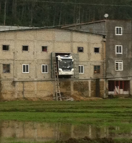 Xe khách lao xuyên qua nhà, 2 người nhập viện 