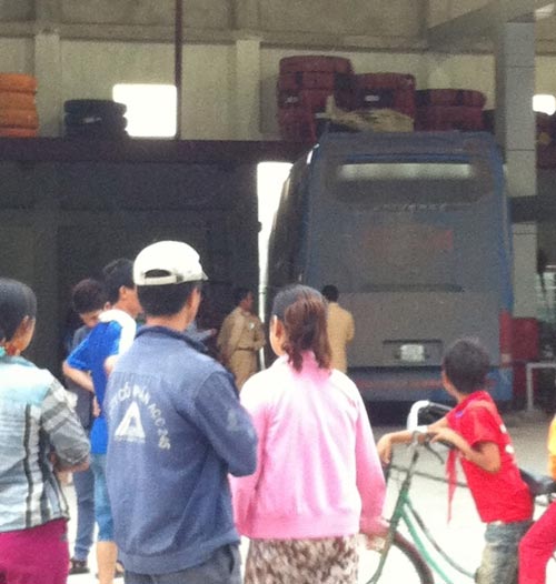 Xe khách lao xuyên qua nhà, 2 người nhập viện 