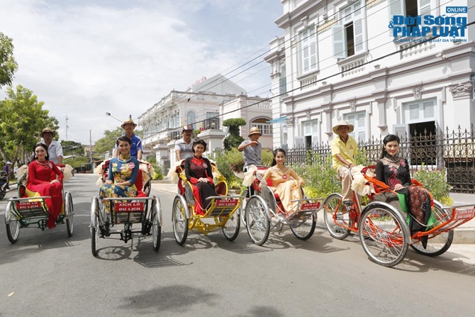 Thí sinh Hoa hậu Việt Nam thăm nhà công tử Bạc Liêu