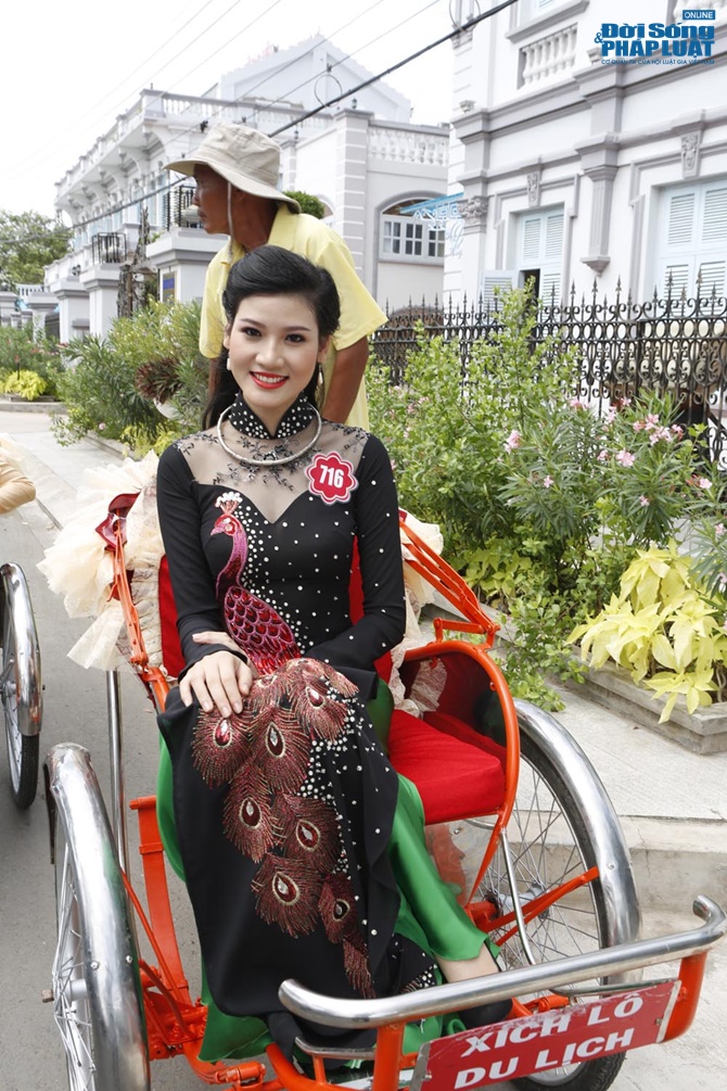 Thí sinh Hoa hậu Việt Nam thăm nhà công tử Bạc Liêu