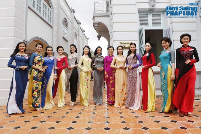 Thí sinh Hoa hậu Việt Nam thăm nhà công tử Bạc Liêu