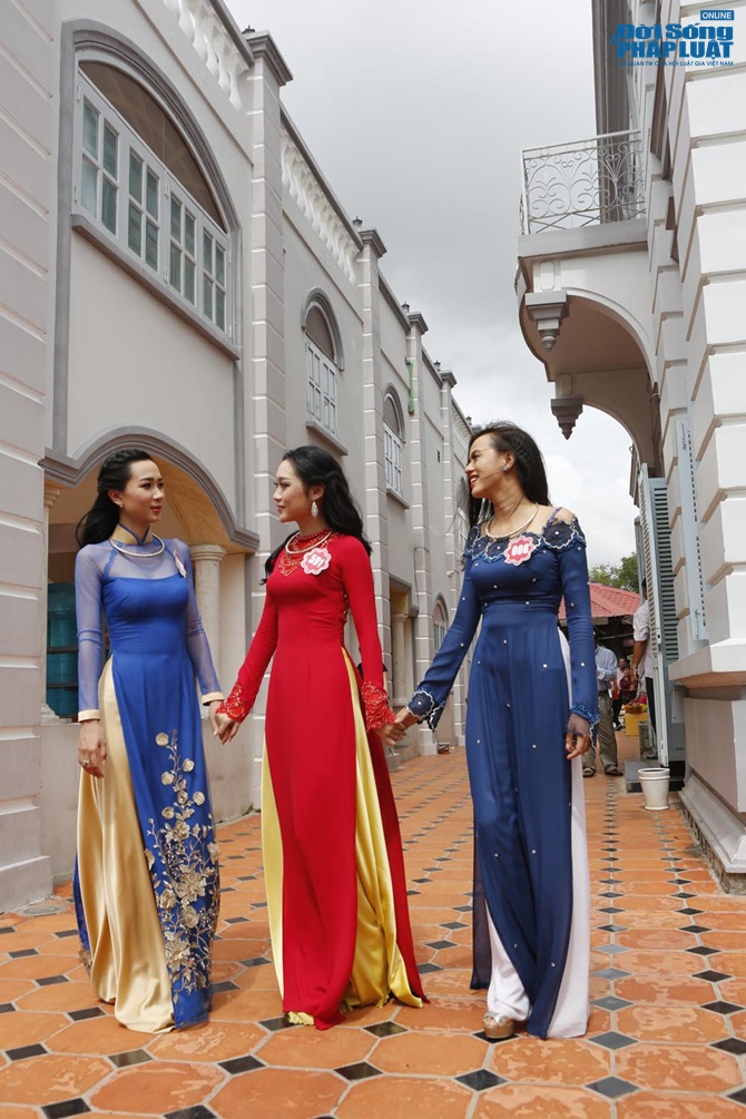 Thí sinh Hoa hậu Việt Nam thăm nhà công tử Bạc Liêu