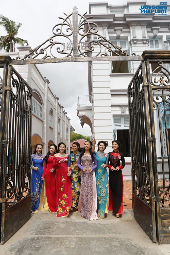 Thí sinh Hoa hậu Việt Nam thăm nhà công tử Bạc Liêu