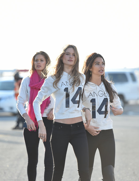 Dàn siêu mẫu Victoria's Secret hạ cánh xuống London