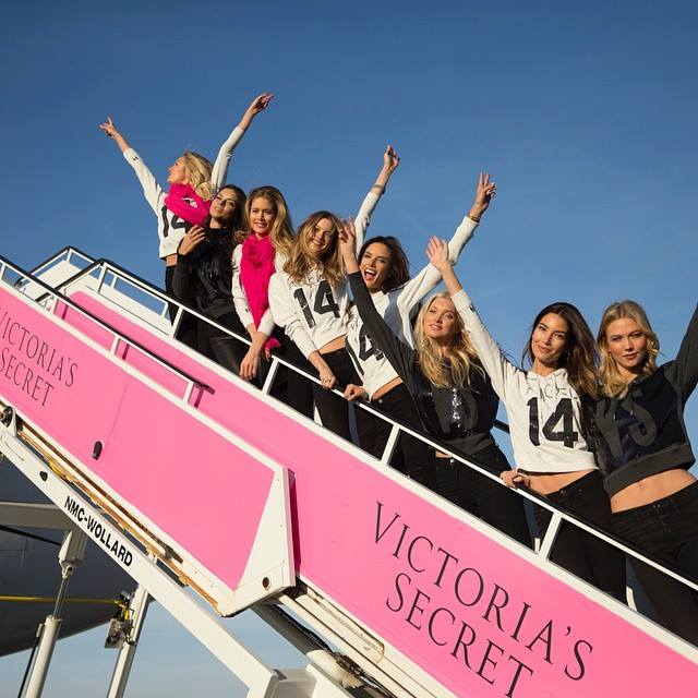Dàn siêu mẫu Victoria's Secret hạ cánh xuống London