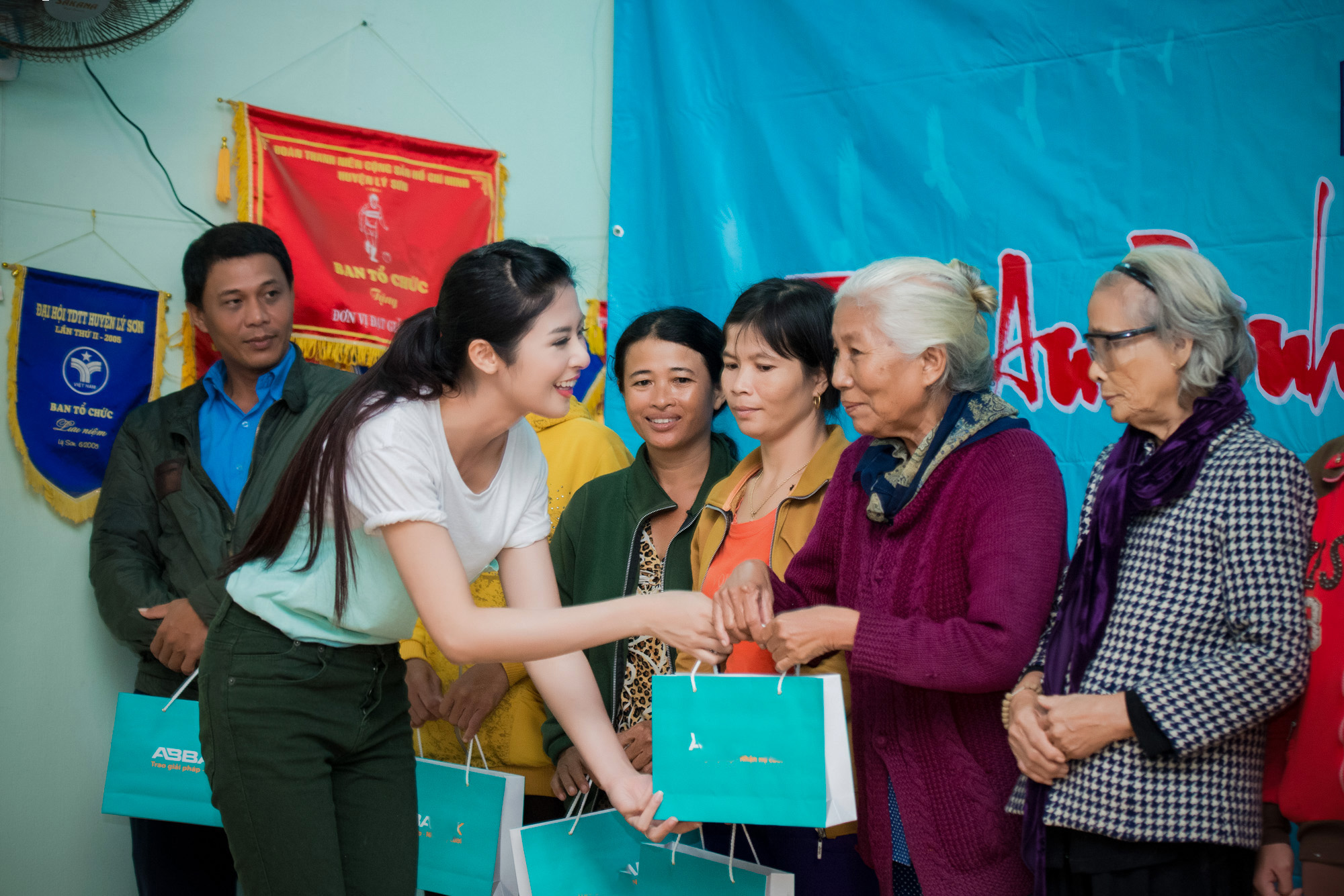 Ngọc Hân kêu gọi bảo vệ môi trường biển đảo tại Lý Sơn