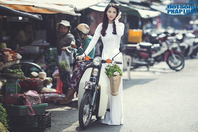 Trương Ngọc Ánh thướt tha áo dài trên phố chiều