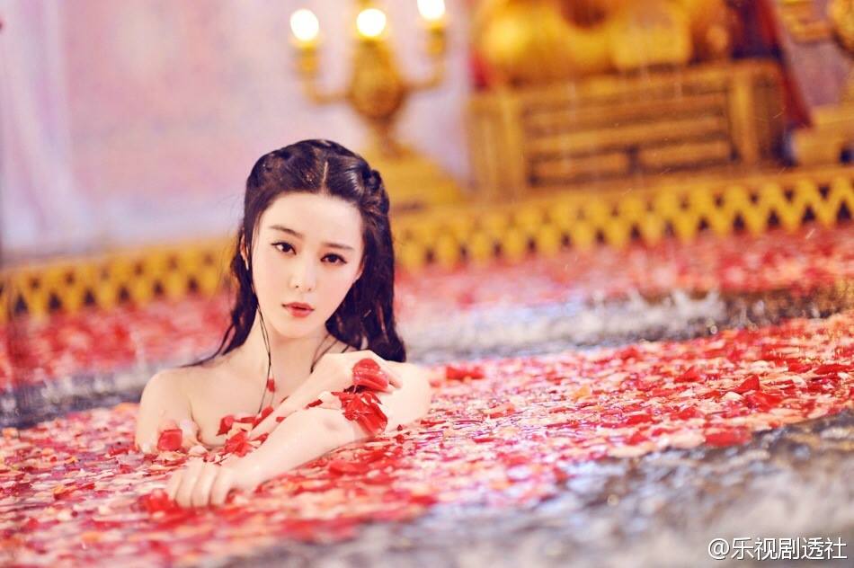 Phạm Băng Băng khoe vai trần gợi cảm giữa bồn tắm đầy hoa hồng