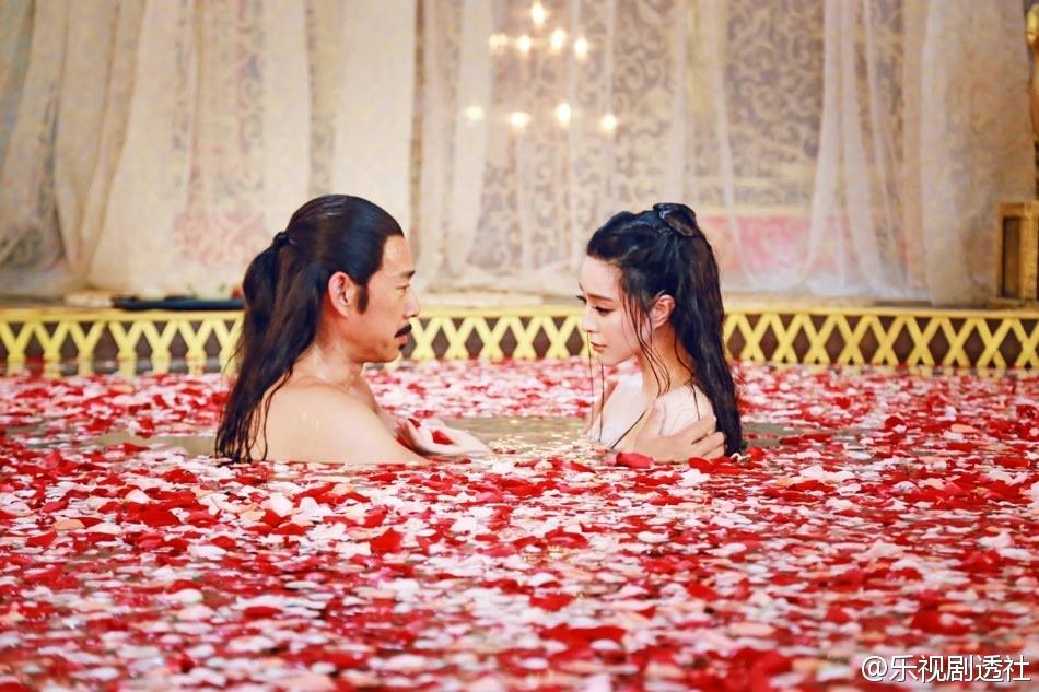 Phạm Băng Băng khoe vai trần gợi cảm giữa bồn tắm đầy hoa hồng