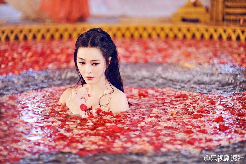 Phạm Băng Băng khoe vai trần gợi cảm giữa bồn tắm đầy hoa hồng