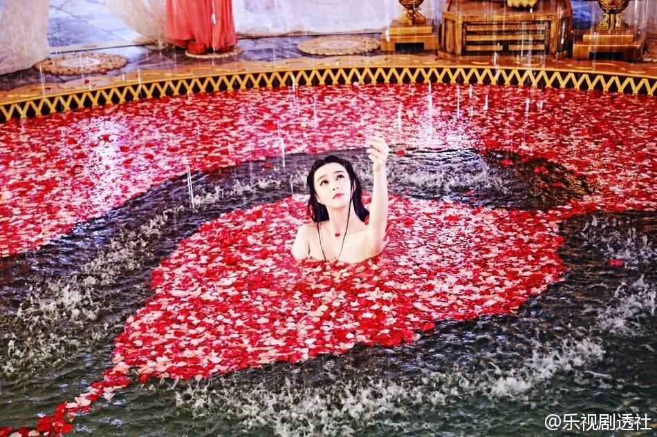 Phạm Băng Băng khoe vai trần gợi cảm giữa bồn tắm đầy hoa hồng