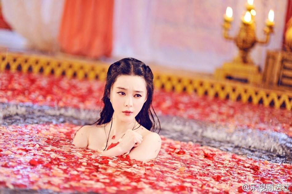 Phạm Băng Băng khoe vai trần gợi cảm giữa bồn tắm đầy hoa hồng