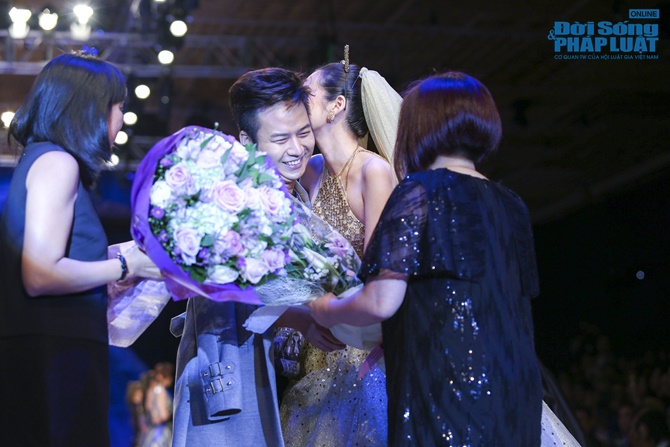 BST của Chung Thanh Phong khiến tín đồ thời trang sửng sốt BST của Chung Thanh Phong khiến tín đồ thời trang sửng sốt