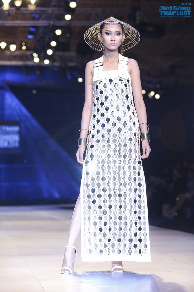 BST của Chung Thanh Phong khiến tín đồ thời trang sửng sốt BST của Chung Thanh Phong khiến tín đồ thời trang sửng sốt