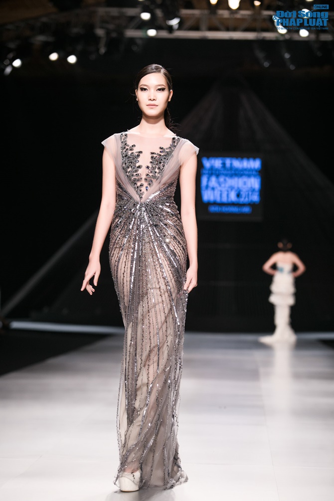 Thùy Dung làm nàng thơ trên sàn diễn thời trang của Hoàng Hải