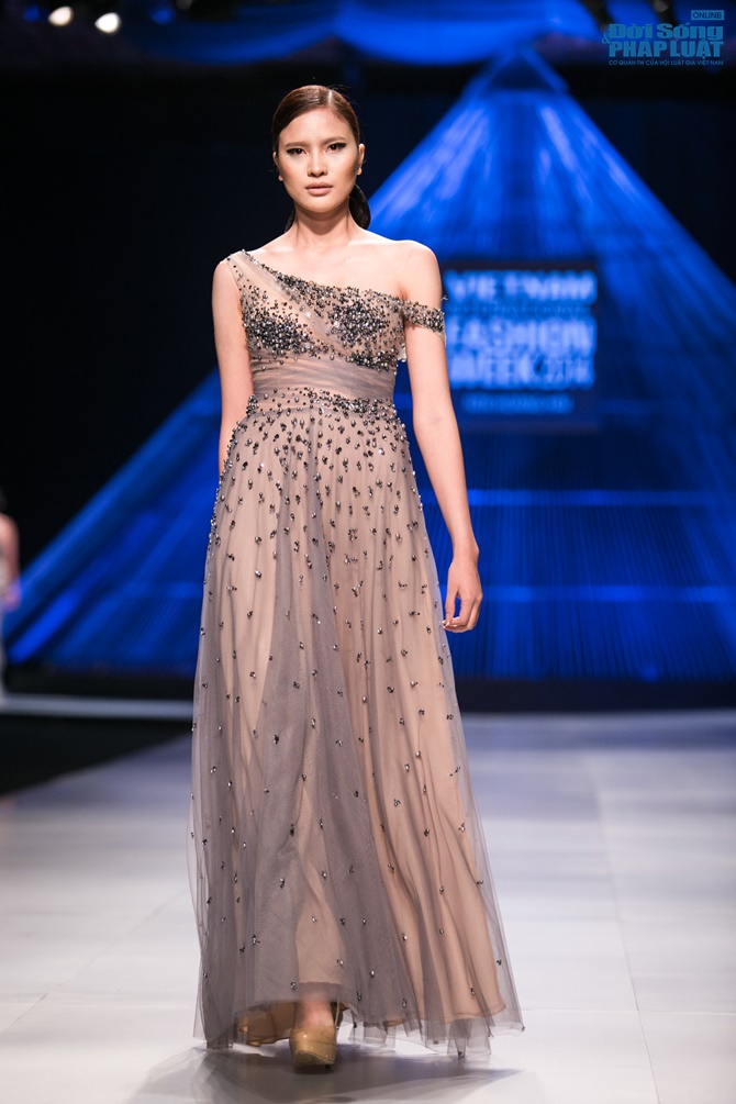 Thùy Dung làm nàng thơ trên sàn diễn thời trang của Hoàng Hải