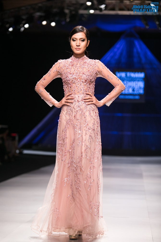 Thùy Dung làm nàng thơ trên sàn diễn thời trang của Hoàng Hải