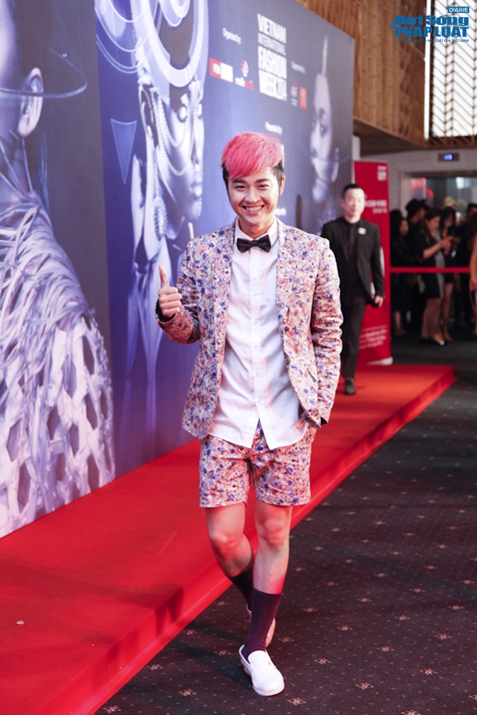 Thủy Top diện váy xuyên thấu sexy tại thảm đỏ tuần lễ thời trang