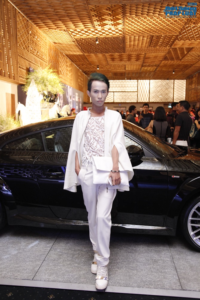 Thủy Top diện váy xuyên thấu sexy tại thảm đỏ tuần lễ thời trang