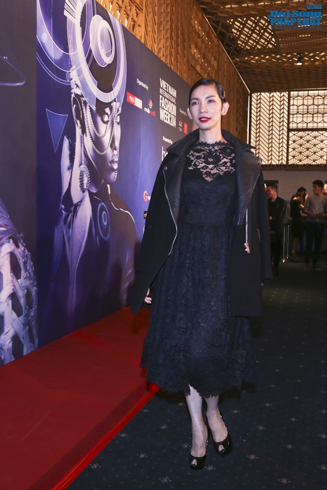 Thủy Top diện váy xuyên thấu sexy tại thảm đỏ tuần lễ thời trang